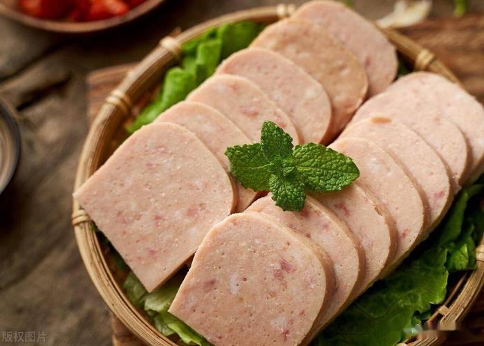 买肉制品,注意区分"午餐肉"和"火腿肠",营养差很多,别挑错